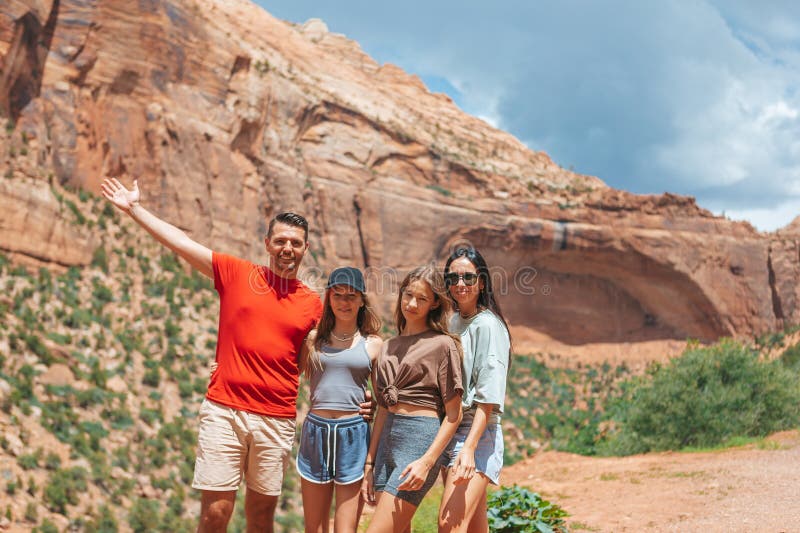 Familie op het pad in Fire Valley in Utah stock fotografie