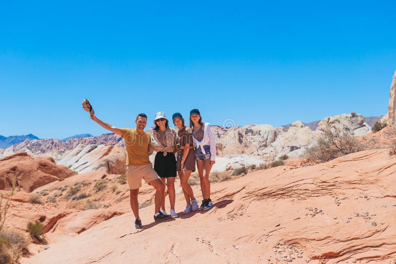 Familie op het pad in Fire Valley in Utah royalty-vrije stock afbeeldingen