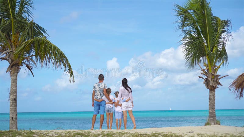 Familie op het strand op Caraïbische vakantie