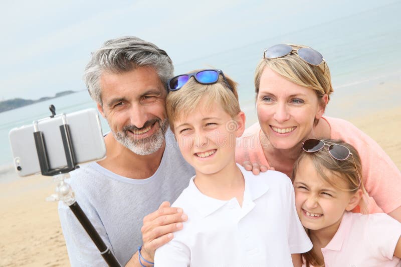 Familie op het strand die selfie maken royalty-vrije stock afbeeldingen Familie op het strand die selfie maken royalty-vrije stock afbeeldingen