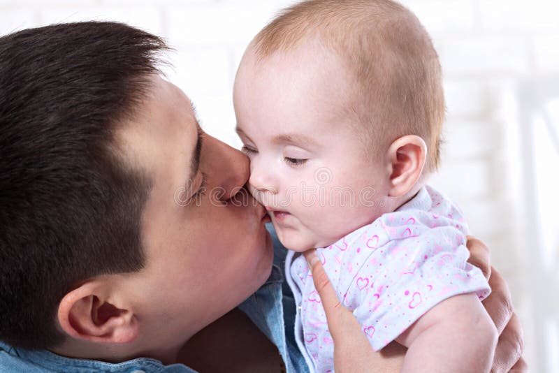 Familie, ouderschap en mensenconcept - vader met weinig baby thuis stock foto Familie, ouderschap en mensenconcept - vader met weinig baby thuis stock foto