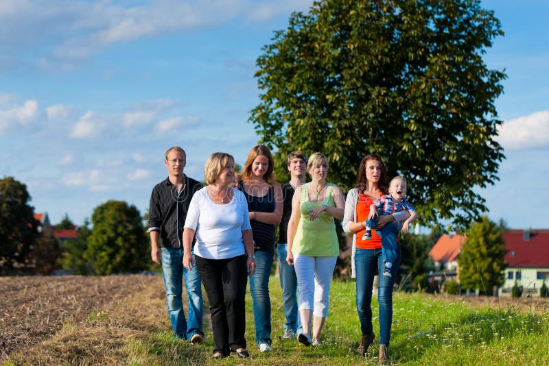 Familie und von mehreren Generationen - Spaß auf Wiese im Sommer stockbilder Familie und von mehreren Generationen - Spaß auf Wiese im Sommer stockbilder
