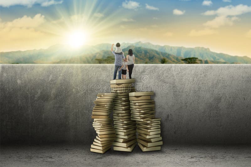 Familie unter Verwendung der Bücher, zum des Bergblicks zu betrachten lizenzfreie stockfotos Familie unter Verwendung der Bücher, zum des Bergblicks zu betrachten lizenzfreie stockfotos