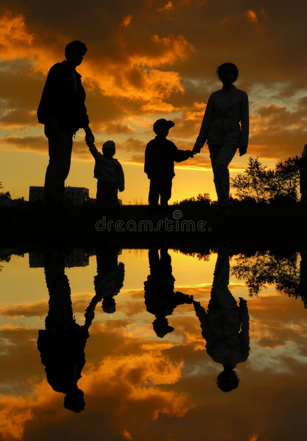 Familie van vier zonsondergangwater Familie van vier zonsondergangwater