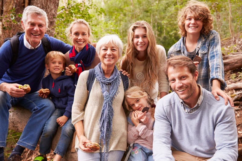 Familie von mehreren Generationen mit Teenager draußen zusammen essend stockfotografie Familie von mehreren Generationen mit Teenager draußen zusammen essend stockfotografie