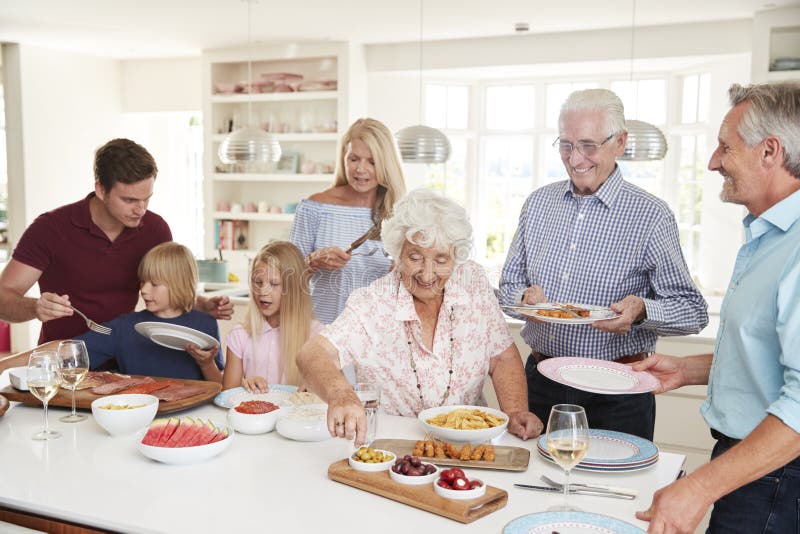 Familie von mehreren Generationen und Freunde, die Nahrung in der Küche an der Feier-Partei essen