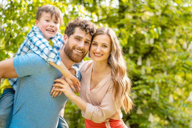 Familie von Mutter, Vater und Sohn in spielerischer Stimmung lizenzfreies stockfoto