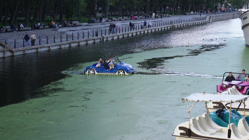 Familien fahren mit Katamaranwagen auf dem Fluss. Familienurlaub