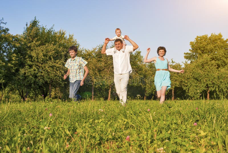Familien-Konzept und Ideen Glückliche vierköpfige Familie, die zusammen läuft stockbild Familien-Konzept und Ideen Glückliche vierköpfige Familie, die zusammen läuft stockbild