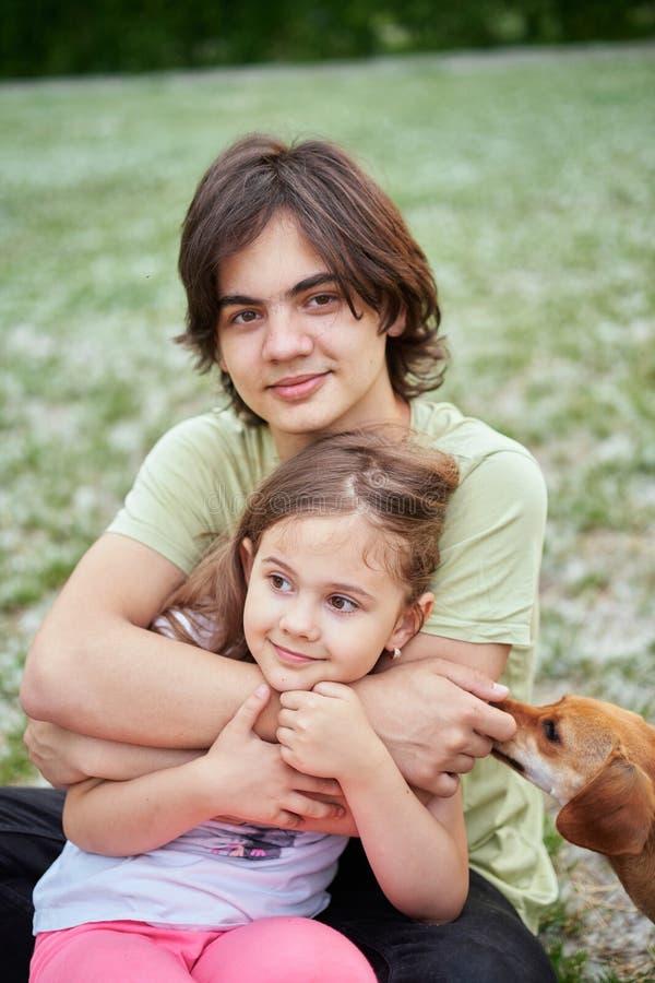 Familienbegriff der Bruderschaft Geschwister. Bruder umarmt seine Schwester stockfoto