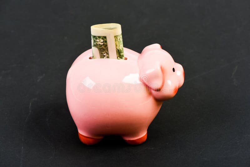 Familienbudget Firmenneugr?ndung Finanzlage Erhalten reich einkommen Stecken eines Geldes in eine piggy Querneigung Sparschwein m lizenzfreies stockfoto Familienbudget Firmenneugr?ndung Finanzlage Erhalten reich einkommen Stecken eines Geldes in eine piggy Querneigung Sparschwein m lizenzfreies stockfoto
