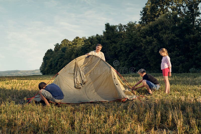 Familieneinrichtungs-Zeltlager bei Sonnenuntergang, schöne Sommerlandschaft Tourismus, wandernd und reisen in Natur lizenzfreies stockfoto Familieneinrichtungs-Zeltlager bei Sonnenuntergang, schöne Sommerlandschaft Tourismus, wandernd und reisen in Natur lizenzfreies stockfoto