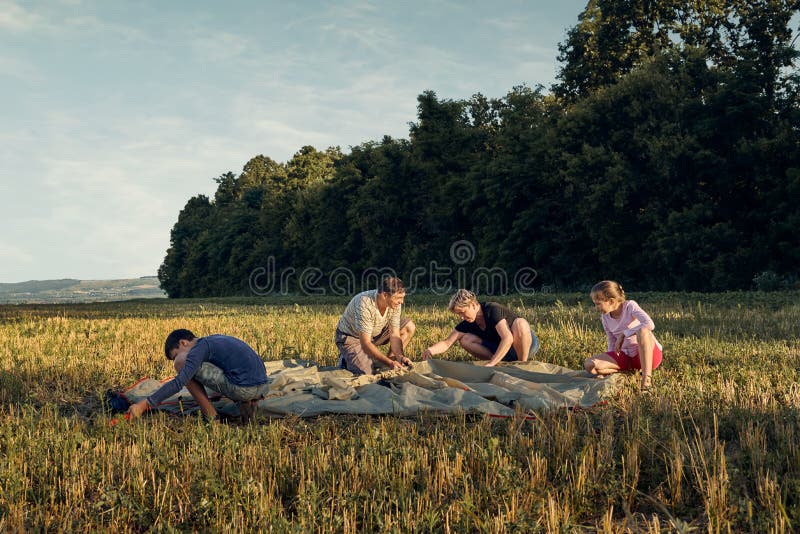 Familieneinrichtungs-Zeltlager bei Sonnenuntergang, schöne Sommerlandschaft Tourismus, wandernd und reisen in Natur lizenzfreie stockfotografie Familieneinrichtungs-Zeltlager bei Sonnenuntergang, schöne Sommerlandschaft Tourismus, wandernd und reisen in Natur lizenzfreie stockfotografie