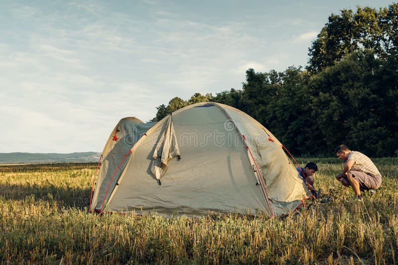 Familieneinrichtungs-Zeltlager bei Sonnenuntergang, schöne Sommerlandschaft Tourismus, wandernd und reisen in Natur stockfotografie Familieneinrichtungs-Zeltlager bei Sonnenuntergang, schöne Sommerlandschaft Tourismus, wandernd und reisen in Natur stockfotografie