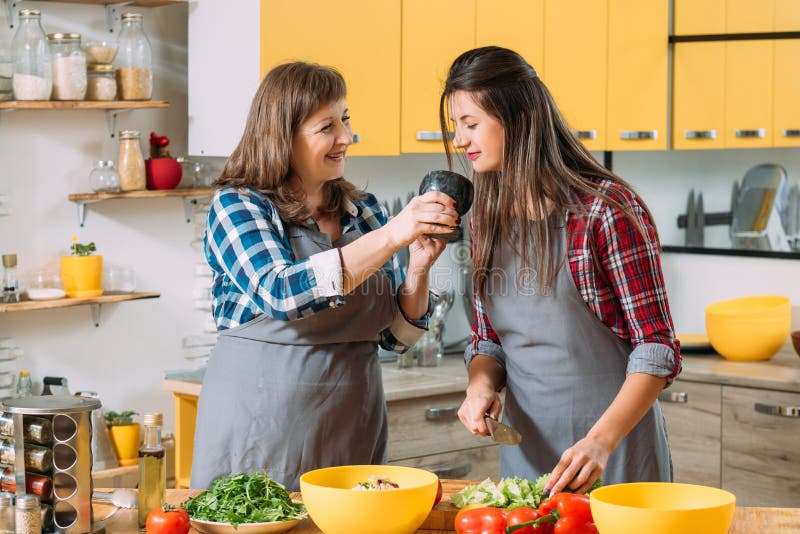Familienfreizeitküche, die kulinarische Praxis kocht lizenzfreie stockfotos Familienfreizeitküche, die kulinarische Praxis kocht lizenzfreie stockfotos