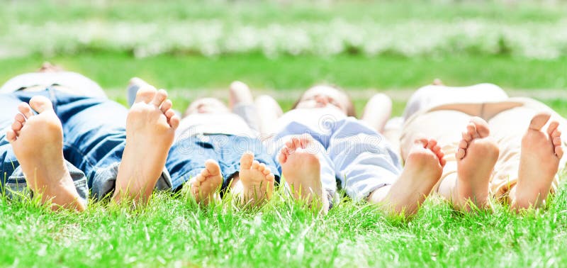 Familienfüße auf Gras stockbild