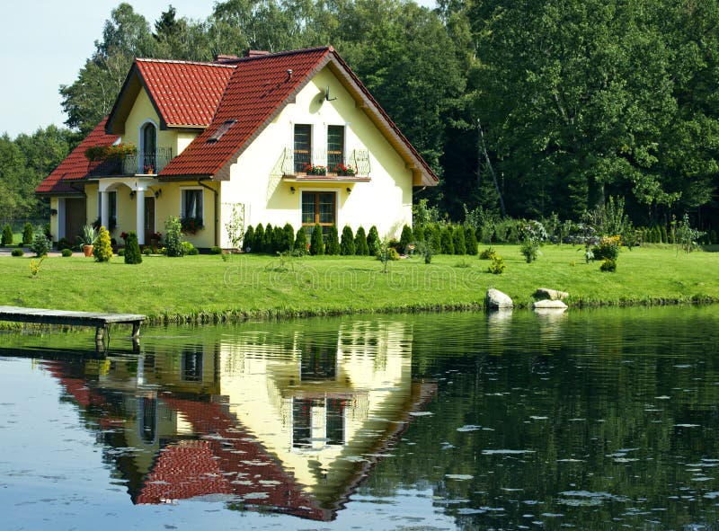 Familienhaus auf einem See stockfoto Familienhaus auf einem See stockfoto