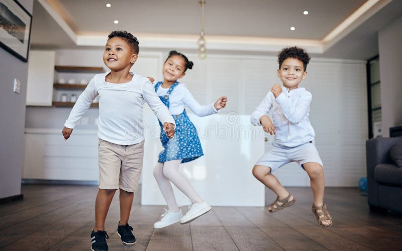 Familienkinder und Geschwister tanzen in einem Haus mit Energie und Musik zu Hause. Liebe Freiheit und Kinder in lizenzfreie stockbilder