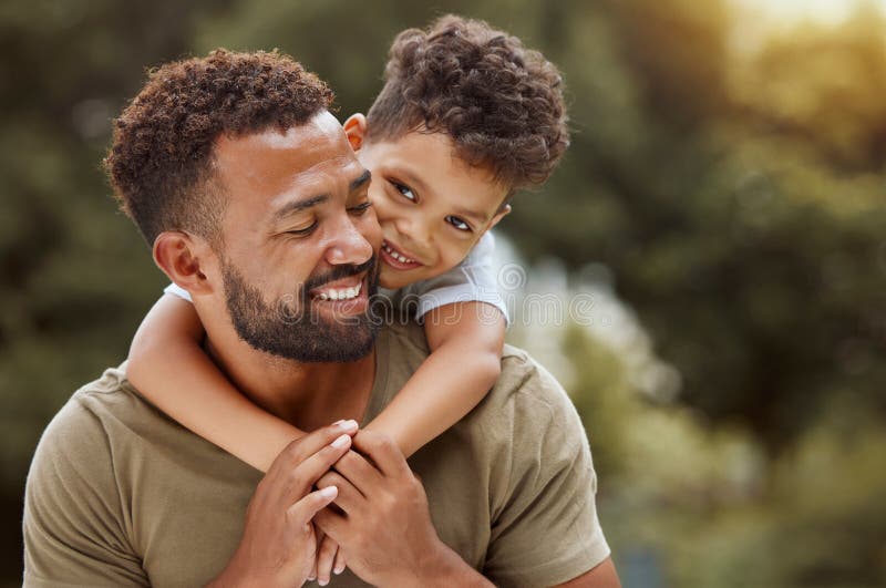 Familienliebe und Vater mit Sohn in einem Park entspannen und sich umarmen und dabei Qualität Zeitbindung und Spaß in der Natur ge stockfotos
