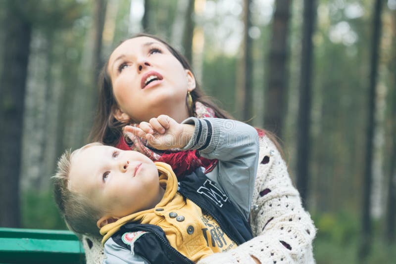 Familienmutter mit Kindersohn im Sommerpark lizenzfreies stockbild Familienmutter mit Kindersohn im Sommerpark lizenzfreies stockbild