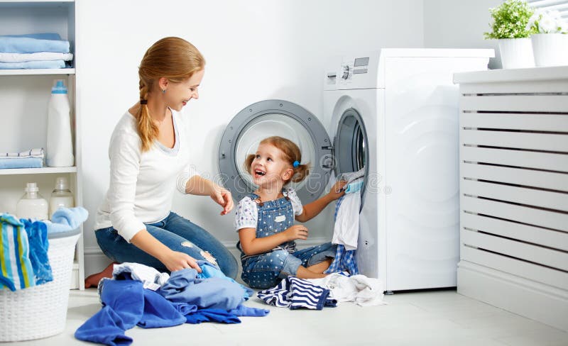 Familienmutter und Kinderkleiner Helfer in der Waschküche nahe washi