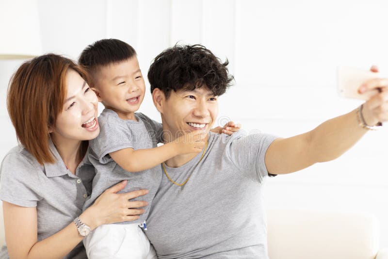 Familienmutter, -vater und -kind, die selfie nehmen stockbilder Familienmutter, -vater und -kind, die selfie nehmen stockbilder