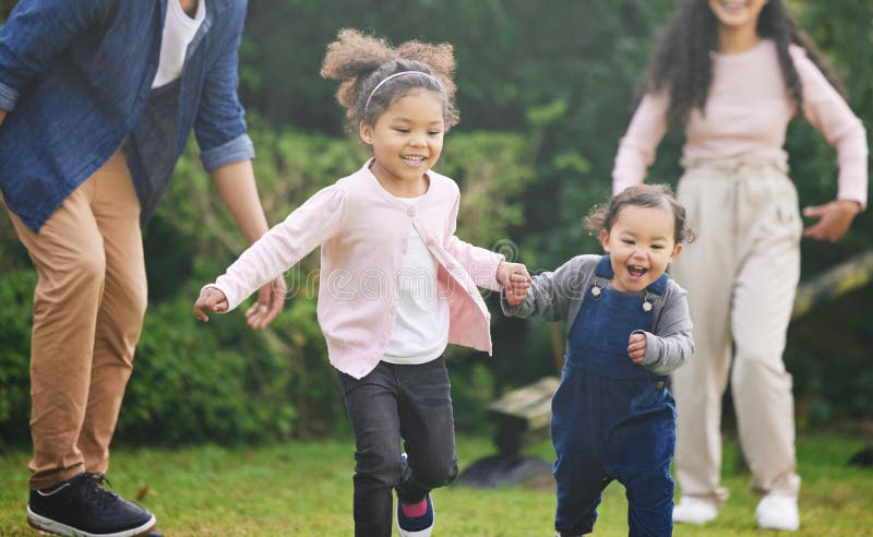 Familienpark und Kinder laufen mit Eltern und Tag-Spiel-Spiel mit Liebe Unterstützung und Pflege draußen. Garten und Natur mit lizenzfreies stockfoto