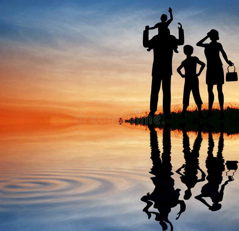 Familienschattenbild auf Sonnenunterganghimmel. stockfoto Familienschattenbild auf Sonnenunterganghimmel. stockfoto