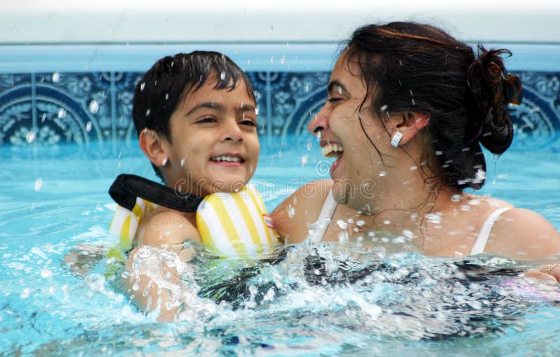 Familienspaß am Pool lizenzfreie stockfotos Familienspaß am Pool lizenzfreie stockfotos