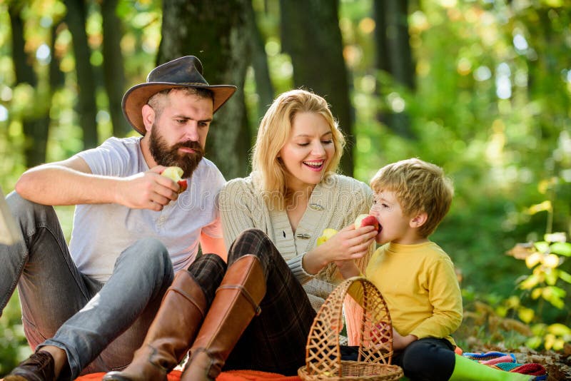 Familientageskonzept Glückliche Familie mit dem entspannenden Kinderjungen beim Wandern im Waldfamilienwochenende Muttervater und stockfoto Familientageskonzept Glückliche Familie mit dem entspannenden Kinderjungen beim Wandern im Waldfamilienwochenende Muttervater und stockfoto