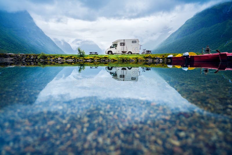 Familienurlaubreise RV, Feiertagsreise im motorhome lizenzfreies stockbild Familienurlaubreise RV, Feiertagsreise im motorhome lizenzfreies stockbild