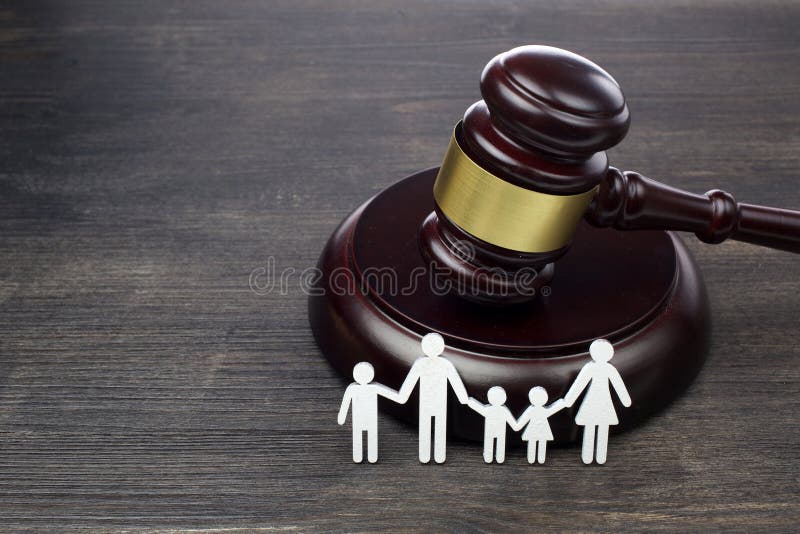Familienzahl und -hammer auf Holztisch Familienrechtkonzept lizenzfreie stockfotografie Familienzahl und -hammer auf Holztisch Familienrechtkonzept lizenzfreie stockfotografie