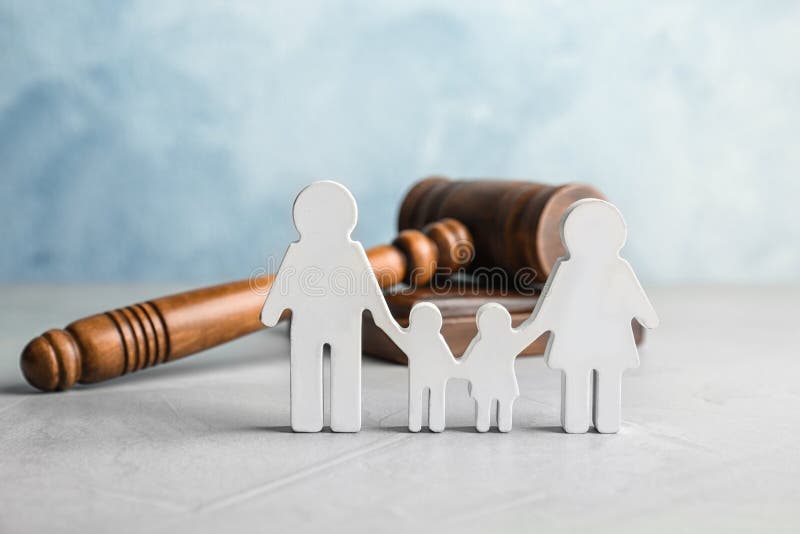 Familienzahl und -hammer auf Tabelle lizenzfreie stockfotos Familienzahl und -hammer auf Tabelle lizenzfreie stockfotos