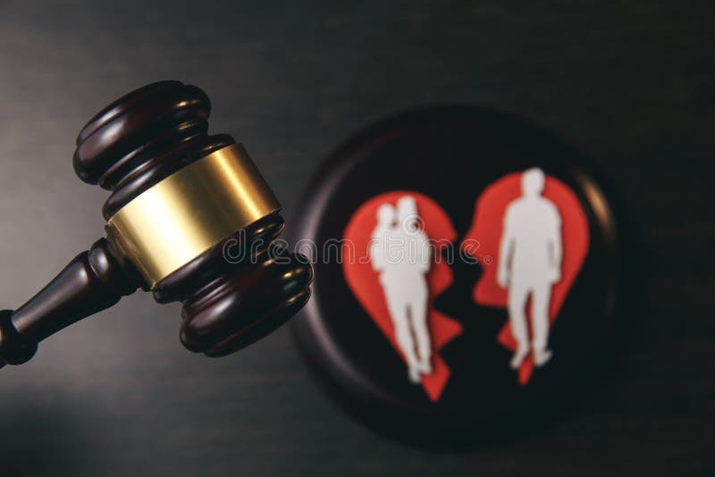 Familienzahl und -hammer auf Tabelle Familienrecht lizenzfreie stockfotos Familienzahl und -hammer auf Tabelle Familienrecht lizenzfreie stockfotos