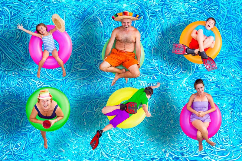 Familiepret in het zwembad in de zomer royalty-vrije stock afbeeldingen Familiepret in het zwembad in de zomer royalty-vrije stock afbeeldingen