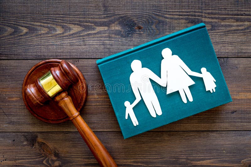 Familierecht, familie juist concept Kind-bewaring concept Familie met kinderenknipsel dichtbij hofhamer op donkere houten stock afbeelding Familierecht, familie juist concept Kind-bewaring concept Familie met kinderenknipsel dichtbij hofhamer op donkere houten stock afbeelding