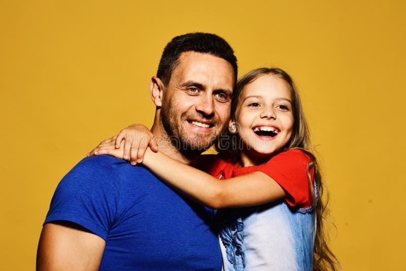 Familietijd en ouderschapconcept Mens en meisjesomhelzing royalty-vrije stock afbeeldingen Familietijd en ouderschapconcept Mens en meisjesomhelzing royalty-vrije stock afbeeldingen