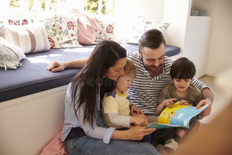 Familiezitting op het Verhaal van de Vloerlezing thuis samen stock fotografie Familiezitting op het Verhaal van de Vloerlezing thuis samen stock fotografie