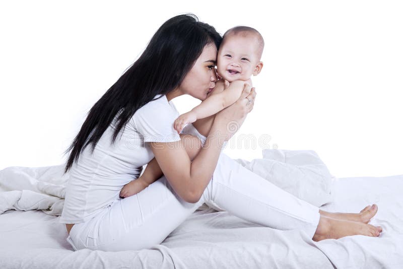 Familiy felice sulla camera da letto fotografia stock Familiy felice sulla camera da letto fotografia stock