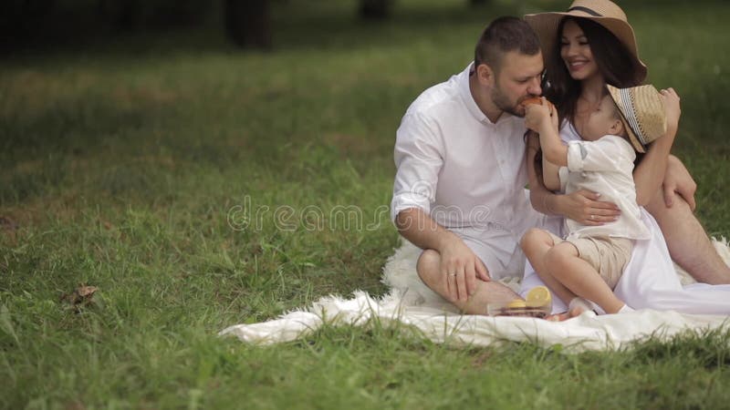 Familj av tre med picknic i glade arkivfilmer