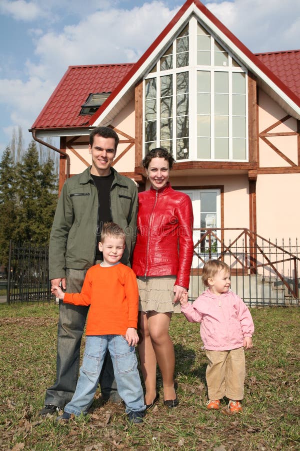 familj fyra house nära arkivfoton familj fyra house nära arkivfoton