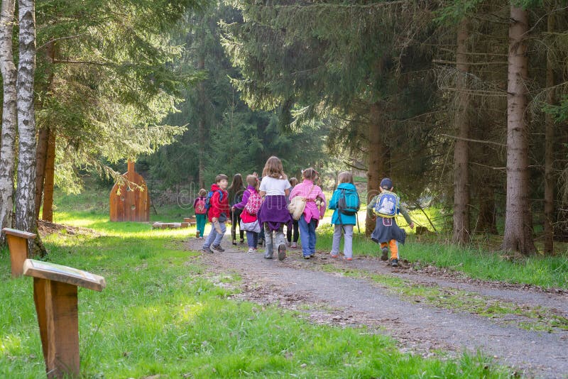 Familj för dagisskolbarngrupp i skog royaltyfri foto Familj för dagisskolbarngrupp i skog royaltyfri foto