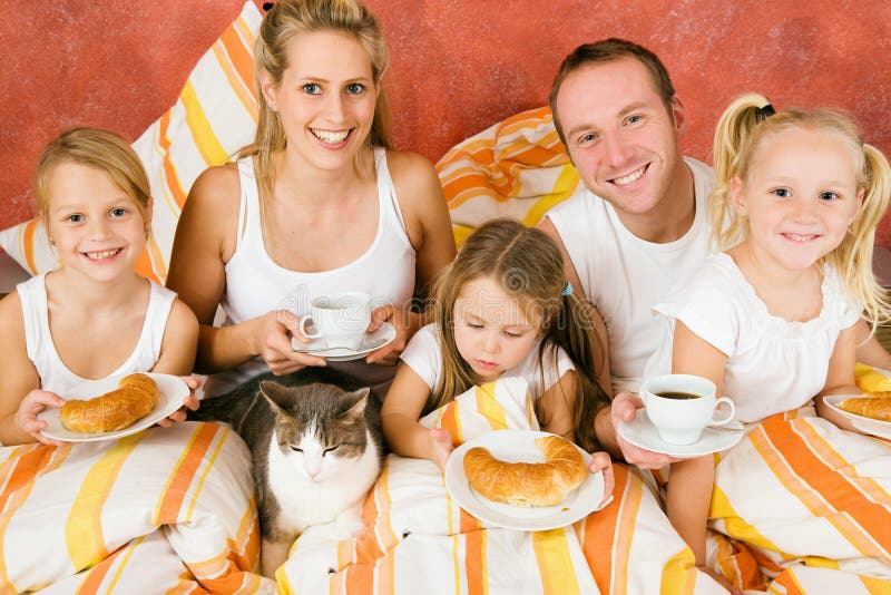 familj för underlagfrukostkatt som har arkivfoto familj för underlagfrukostkatt som har arkivfoto