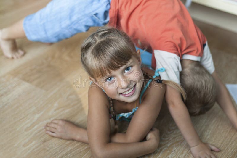 familj Förtjusande liten flicka, medan spela med hennes lilla broder arkivfoto familj Förtjusande liten flicka, medan spela med hennes lilla broder arkivfoto