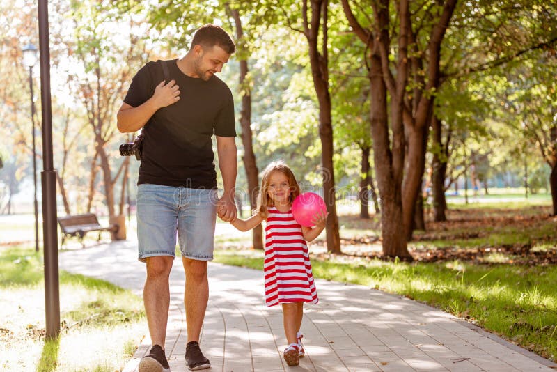 Familj, föräldraskap, faderskap, adoption och folkbegrepp - lycklig fader och liten flicka som går att rymma i hand in arkivbild Familj, föräldraskap, faderskap, adoption och folkbegrepp - lycklig fader och liten flicka som går att rymma i hand in arkivbild