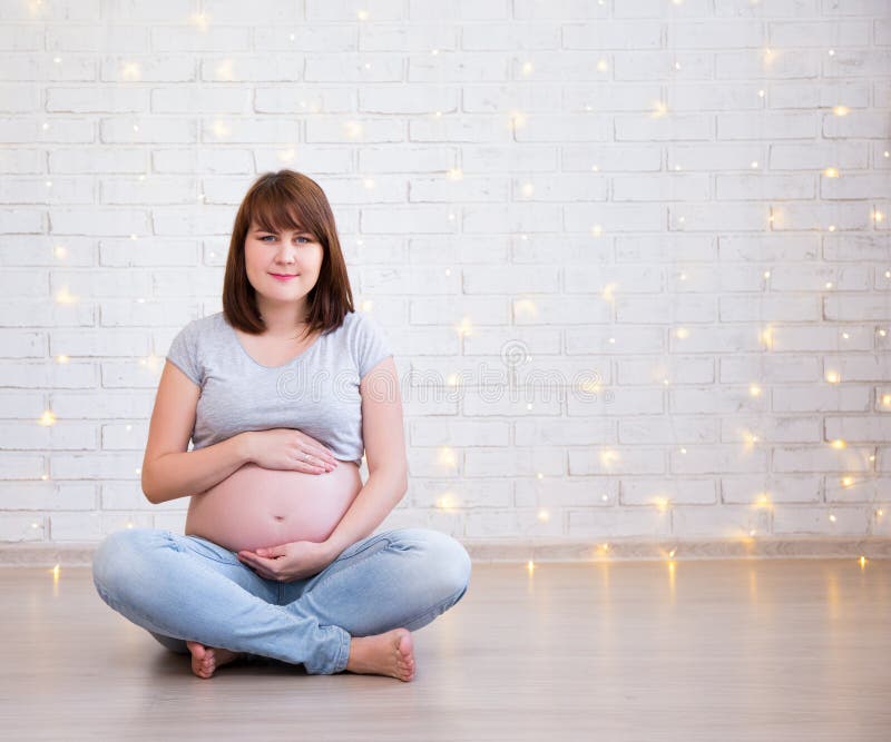 Familj-, föräldraskap- och lyckabegrepp - gravid kvinnasittin arkivbild Familj-, föräldraskap- och lyckabegrepp - gravid kvinnasittin arkivbild