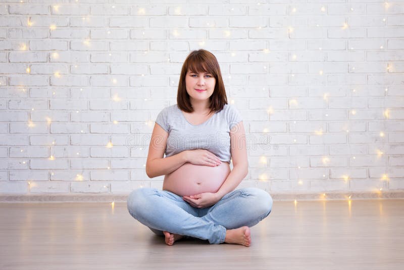Familj-, föräldraskap- och lyckabegrepp - gravid kvinnasittin arkivfoto Familj-, föräldraskap- och lyckabegrepp - gravid kvinnasittin arkivfoto