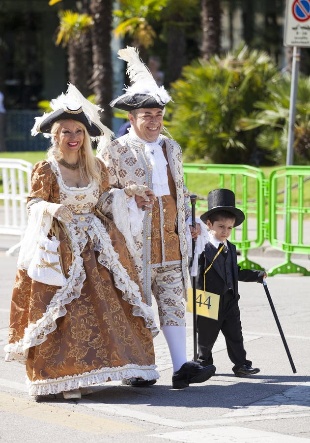 Familj i forntida Venetian perioddräkt arkivfoto Familj i forntida Venetian perioddräkt arkivfoto
