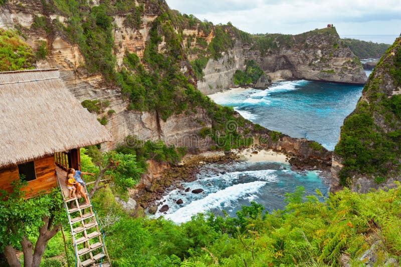 Familj i hus på träd på den Atuh stranden, Nusa Penida royaltyfri fotografi Familj i hus på träd på den Atuh stranden, Nusa Penida royaltyfri fotografi
