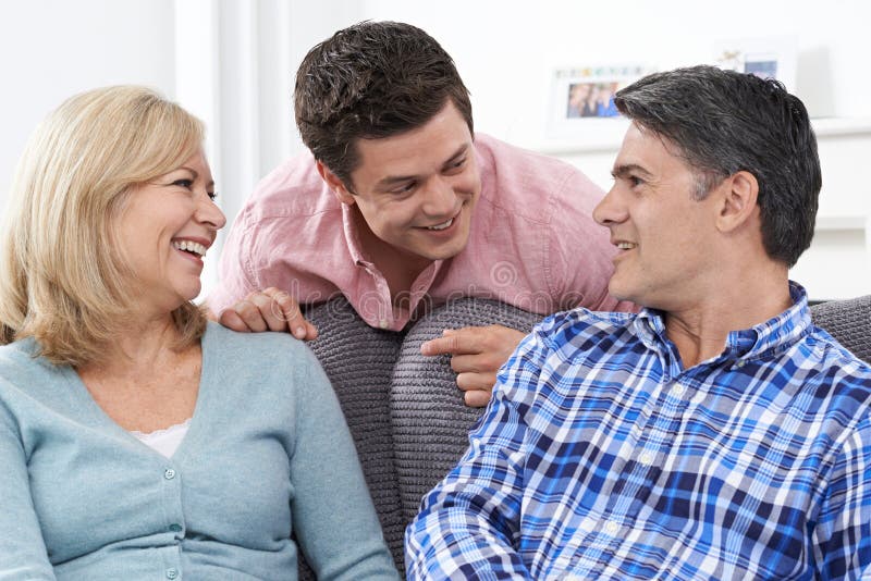 Familj med den hemmastadda vuxna sonen arkivfoton Familj med den hemmastadda vuxna sonen arkivfoton